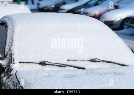 Der Schnee auf der Windschutzscheibe Stockfoto