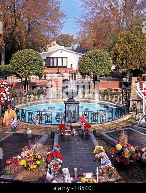 Elvis Presleys Grab im Garten Erinnerung in Graceland, der Heimat von Elvis Presley, Memphis, Tennessee, USA. Stockfoto