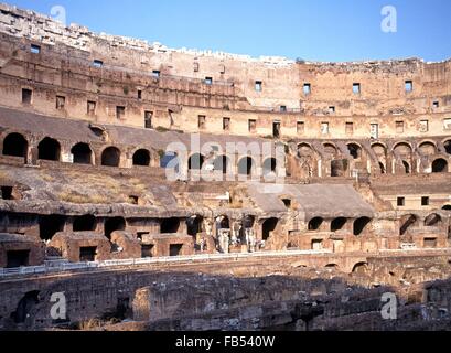 Blick auf das Innere des Roman Colosseum zeigt die unterirdischen Kammern (ursprünglich Flavian Amphitheater), Rom, Italien. Stockfoto