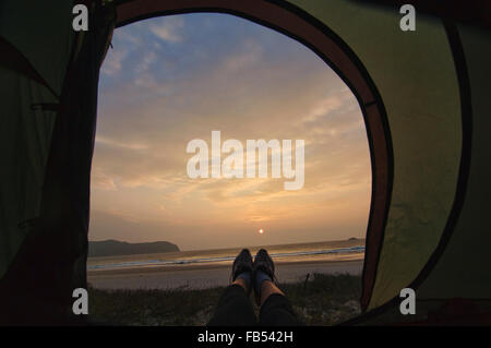 Sonnenaufgang am Strand von Tai Long Wan (Big Wave Bay), Sai Kung, Hong Kong Stockfoto