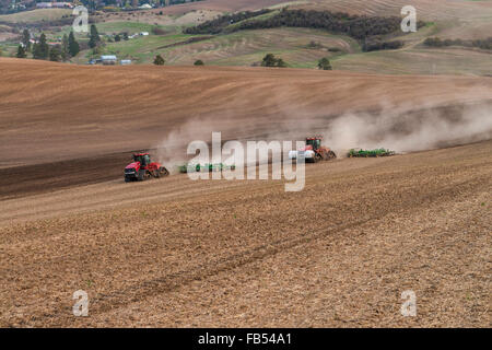 Fall Track Traktor Bodenbearbeitung ein Feld mit einem Grubber in der Palouse Region Washington Stockfoto