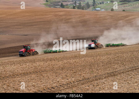Fall Track Traktor Bodenbearbeitung ein Feld mit einem Grubber in der Palouse Region Washington Stockfoto