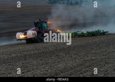 Fall Track Traktor Bodenbearbeitung ein Feld mit einem Grubber in der Palouse Region Washington Stockfoto