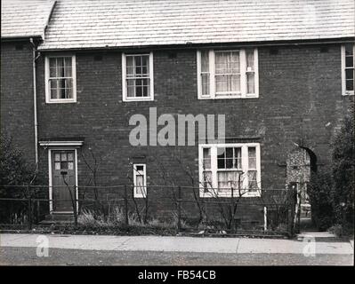 1964 - Rechtsgeschichte Made In Britain 11 Jahre Mädchen Lebensatz gegeben: Schaffung Rechtsgeschichte in britischen trifft Mary Bell, für in Newcastle Upon Tyne assized Mary Bell, der a11 Jahr alt, wurde verurteilt, zu leben Haft wegen Totschlags 4 jährige Martin Brown und 3 Jahre alten Brian Howe in Scots Cod, New Castle , früher in diesem Jahr. Diesem Fall, die so viel Sympathie, nicht nur für die Opfer, sondern auch für die Eltern von Mary Bell verursacht hat, hat bestimmte Problem der Innenminister auch - verursacht hat, gibt es derzeit in Großbritannien keine Einrichtungen für die langfristige Inhaftierung von Stockfoto