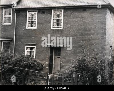 1964 - Legal History Made in Britain 11-jähriges Mädchen mit lebenslanger Haftstrafe: Das Erstellen von Legal History in British ist der Fall von Mary Bell, denn in New Castle upon Tyne assistierte Mary Bell, die 11 Jahre alt ist, wurde zu „lebenslanger Haft“ verurteilt wegen Totschlags an dem 4-jährigen Martin Brown und dem 3-jährigen Brian Howe, Anfang dieses Jahres in Scots Cod, New Castle. Dieser Fall, der nicht nur für die Opfer, sondern auch für die Eltern von Mary Bell so viel Sympathie hervorgerufen hat, hat auch dem Innenminister ein gewisses Problem bereitet - denn sie sind derzeit in Großbritannien keine Einrichtungen für die langfristige Inhaftierung o Stockfoto