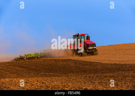 Fall Track Traktor Bodenbearbeitung ein Feld mit einem Grubber in der Palouse Region Washington Stockfoto