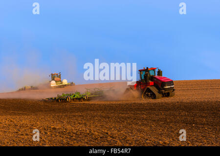 Fall Track Traktor Bodenbearbeitung ein Feld mit einem Grubber in der Palouse Region Washington Stockfoto