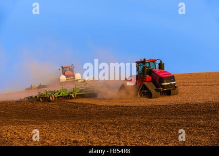Fall Track Traktor Bodenbearbeitung ein Feld mit einem Grubber in der Palouse Region Washington Stockfoto