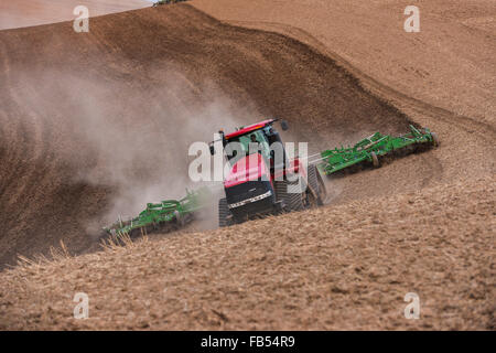 Fall Track Traktor Bodenbearbeitung ein Feld mit einem Grubber in der Palouse Region Washington Stockfoto