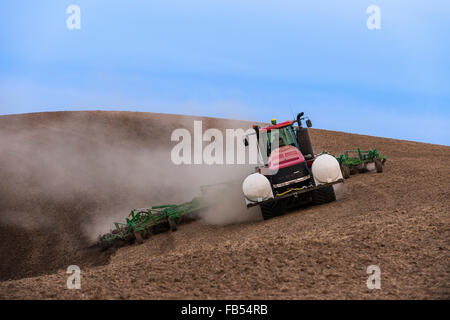 Fall Track Traktor Bodenbearbeitung ein Feld mit einem Grubber in der Palouse Region Washington Stockfoto
