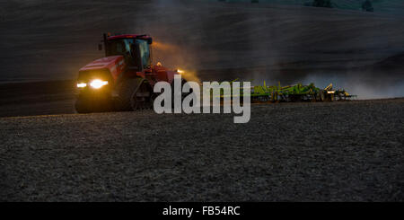 Fall Track Traktor Bodenbearbeitung ein Feld mit einem Grubber in der Palouse Region Washington Stockfoto