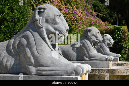 Drei Statuen des ägyptischen Löwen im Inneren der Villa Borghese in Rom Stockfoto