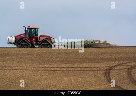 Fall Track Traktor Bodenbearbeitung ein Feld mit einem Grubber in der Palouse Region Washington Stockfoto