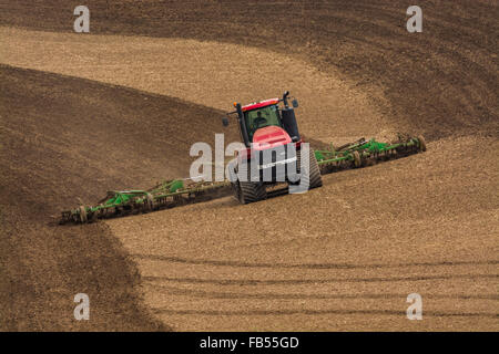 Fall Track Traktor Bodenbearbeitung ein Feld mit einem Grubber in der Palouse Region Washington Stockfoto