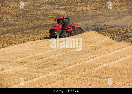 Case Quadtrac Traktor Grundbodenbearbeitung ein Feld Weizen Stoppeln in der Palouse Region Eastern Washington Stockfoto