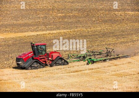 Case Quadtrac Traktor Grundbodenbearbeitung ein Feld Weizen Stoppeln in der Palouse Region Eastern Washington Stockfoto