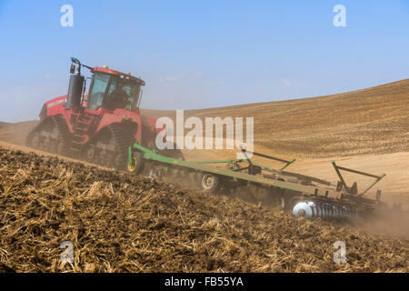 Case Quadtrac Traktor Grundbodenbearbeitung ein Feld Weizen Stoppeln in der Palouse Region Eastern Washington Stockfoto