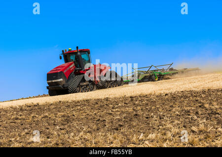 Case Quadtrac Traktor Grundbodenbearbeitung ein Feld Weizen Stoppeln in der Palouse Region Eastern Washington Stockfoto
