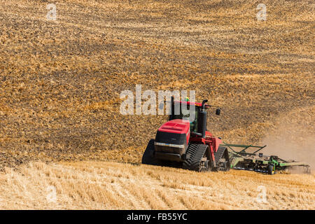 Case Quadtrac Traktor Grundbodenbearbeitung ein Feld Weizen Stoppeln in der Palouse Region Eastern Washington Stockfoto