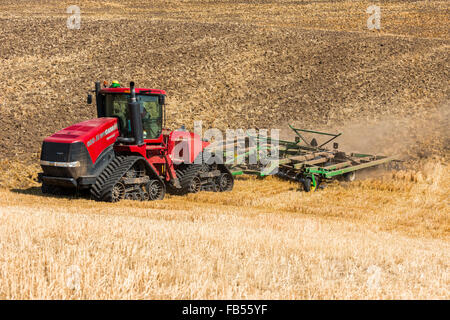 Fall Track Traktor Grundbodenbearbeitung Weizen Stoppeln in Te Palouse Region von Washington Stockfoto