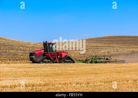 Fall Track Traktor Grundbodenbearbeitung Weizen Stoppeln in Te Palouse Region von Washington Stockfoto