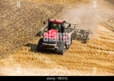 Fall Track Traktor Grundbodenbearbeitung Weizen Stoppeln in Te Palouse Region von Washington Stockfoto