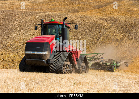 Fall Track Traktor Grundbodenbearbeitung Weizen Stoppeln in Te Palouse Region von Washington Stockfoto