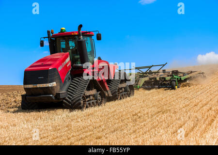 Fall Track Traktor Grundbodenbearbeitung Weizen Stoppeln in Te Palouse Region von Washington Stockfoto
