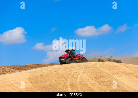 Case Quadtrac Traktor Grundbodenbearbeitung ein Feld Weizen Stoppeln in der Palouse Region Eastern Washington Stockfoto