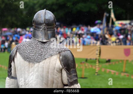 Die Rückseite eines mittelalterlichen Ritters an einem Ritterturnier in Linlithgow Palace, Schottland Stockfoto