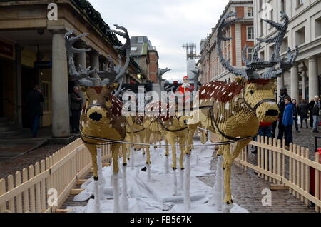 Rentiere und Santa gemacht von Lego in Covent Garden, London, England Stockfoto