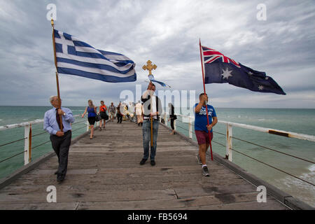 Adelaide Australien. 10. Januar 2015. Mitglieder der griechischen Gemeinschaft versammelte sich am Henley Beach Jetty in Adelaide den Segen der Meere in Erscheinung, die von der griechisch-orthodoxen Klerus in der traditionellen Schwimmer abrufen ein hölzernes Kreuz ihren Höhepunkt zu feiern warf in das Meer Credit: Amer ghazzal/Alamy leben Nachrichten Stockfoto