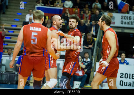 Berlin, Deutschland. 9. September 2016. Während die Männer Volleyball Olympia-Qualifikation Russland Vs Deutschland in Berlin, Deutschland, 9. September 2016 feiern Russlands Sergej Grankin, Sergey Tetyukhin, Egor Kliuka und Andrey Ashchev. Foto: Gregor Fischer/Dpa/Alamy Live News Stockfoto