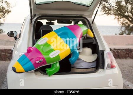 Der Kofferraum voller Strand-Accessoires Stockfoto