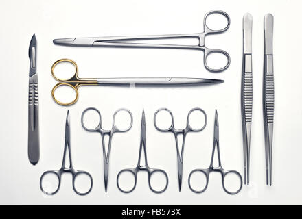 Übersichtlich verschiedene chirurgische Instrumente auf weißem Hintergrund Stockfoto