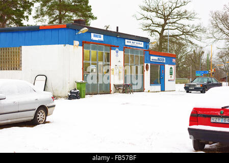 Johannishus, Schweden - 8. Januar 2016: Die automatische Reparatur Shop Häuser eine Garage und ein zum Selbermachen Autowäsche. Draußen Schnee und clos Stockfoto