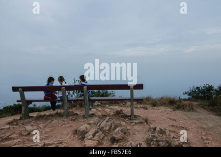 Kinder genießen die Aussicht von des Drachens Rücken Trail in Hong Kong Stockfoto