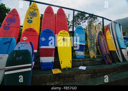 Surf-Szene am Big Wave Beach in Shek O, Hong Kong Stockfoto