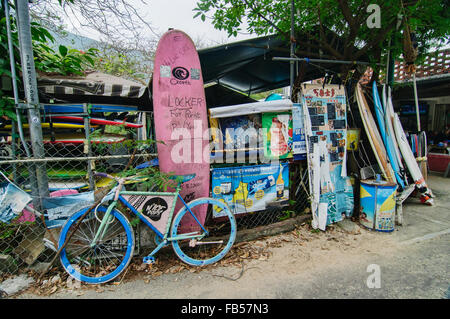 Surf-Szene am Big Wave Beach in Shek O, Hong Kong Stockfoto