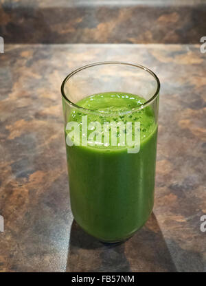 Schaumige grünen Smoothie.  Frostigen Glas mit blended Getränk mit gesunden grünen - Spinat, Grünkohl und Obst. Zu Hause gemacht. Stockfoto