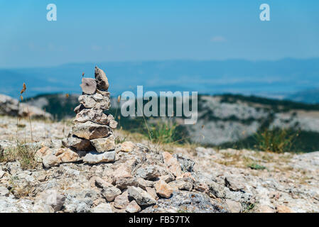 Cairn auf einem Berg mit Blick auf das Tal Stockfoto