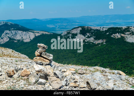 Cairn auf einem Berg mit Blick auf das Tal Stockfoto