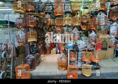 Vogelkäfige auf dem Markt der Yuen Po Bird Garden in Mongkok, Hong Kong Stockfoto