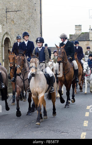 Neujahr Fuchsjagd in Cotswold Dorf von Stow auf die würde England Stockfoto