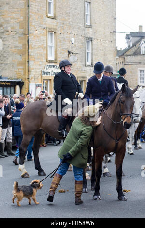 Neujahr Fuchsjagd in Cotswold Dorf von Stow auf die würde England Stockfoto