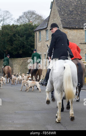 Neujahr Fuchsjagd in Cotswold Dorf von Stow auf die würde England Stockfoto