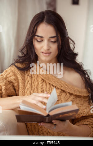 Schöne junge Frau zu Hause Stockfoto