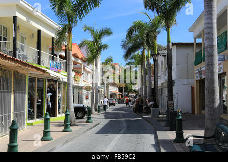 Front Street, einer der Haupteinkaufsstraßen in Philipsburg, die Hauptstadt von Sint Maarten in den Netherlans Antillen. Stockfoto