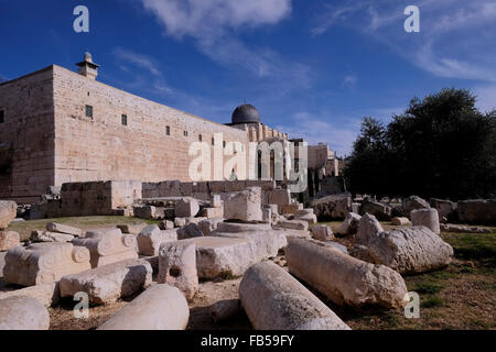 Umgestürzte Säulen und stürzte Mauern islamischer Gebäude, die bei dem Erdbeben von 749 zerstört wurden, liegen direkt außerhalb des Al-Aqsa-Komplexes in der Altstadt von Jerusalem. Israel. Stockfoto
