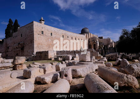 Umgestürzte Säulen und stürzte Mauern islamischer Gebäude, die bei dem Erdbeben von 749 zerstört wurden, liegen direkt außerhalb des Al-Aqsa-Komplexes in der Altstadt von Jerusalem. Israel. Stockfoto